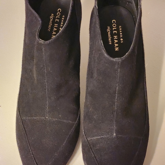 🆕️ Cole Haan black suede size 8.5 ladies booties. zips in the back - Picture 1 of 7